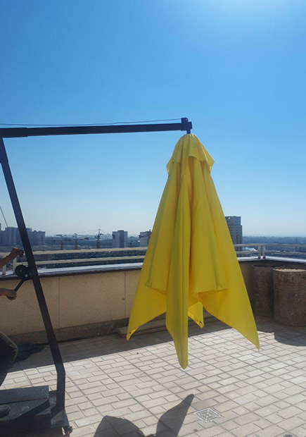 سایبان چتری در حیاط ویلا